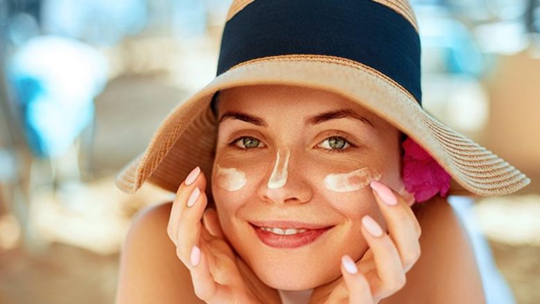 حافظ على بشرتك من الشمس.. طريقة الحفاظ على البشرة في الصيف