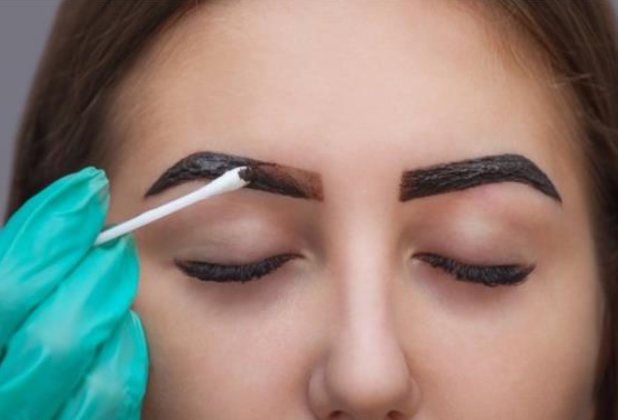 بديل التاتو.. اصبغي حواجبك في بيتك باللون البني الجذاب بشكل احترافي