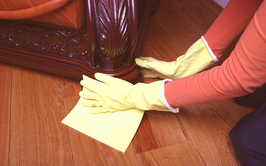 أثاث بيتك هيرجع جديد.. طريقة عمل ملمع خشب طبيعي في البيت بدون تكلفة