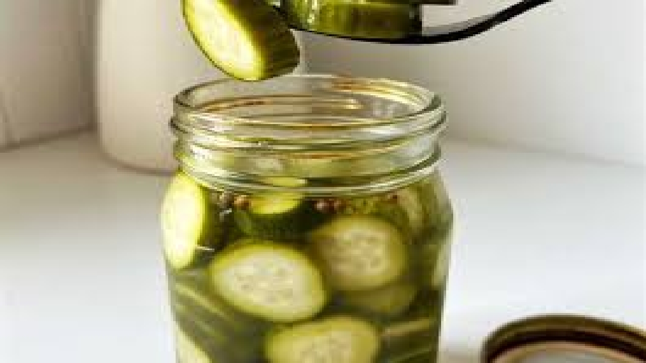 “ولا أسهل من كده!”.. أسرع طريقة تعمل بيها مخلل الخيار في كام دقيقة والطعم يجنن!