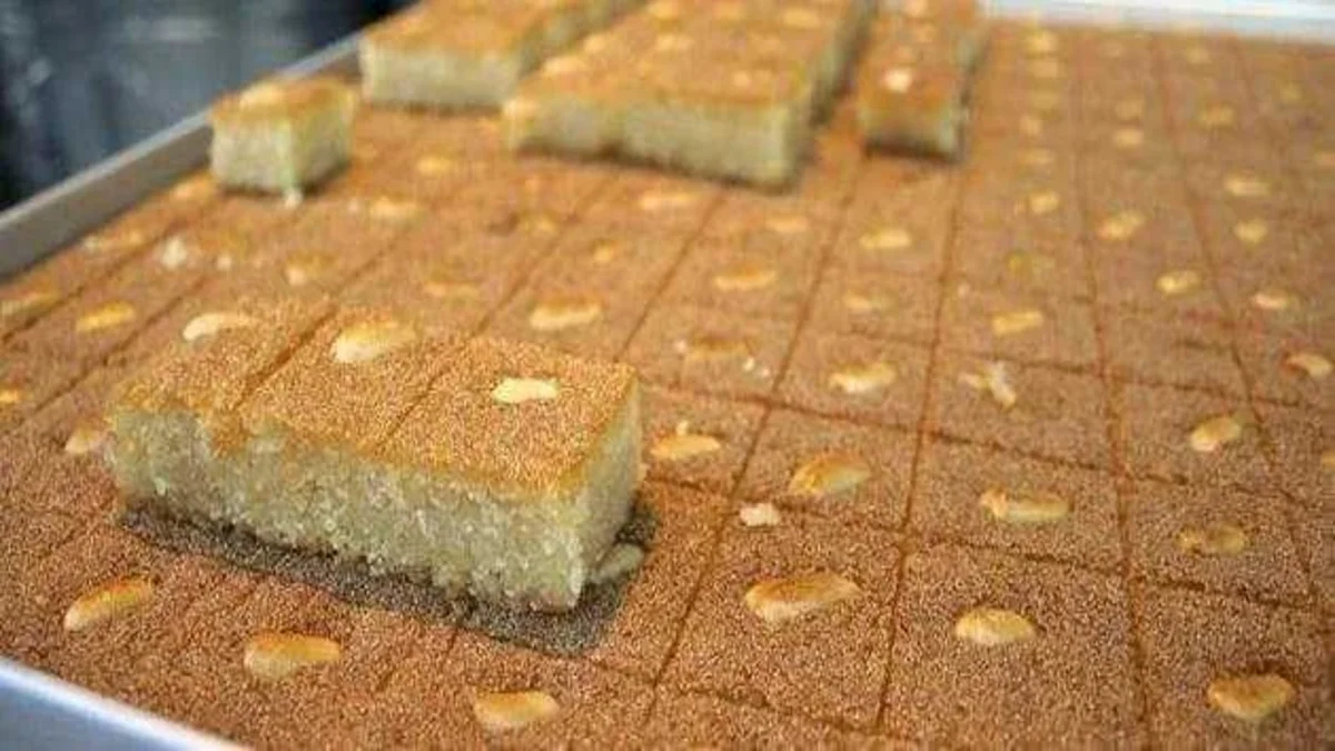 ترميله شبهه المحلات وأحلى “طريقة عمل البسبوسة في المنزل”.. الكل هيسألك على الطريقة